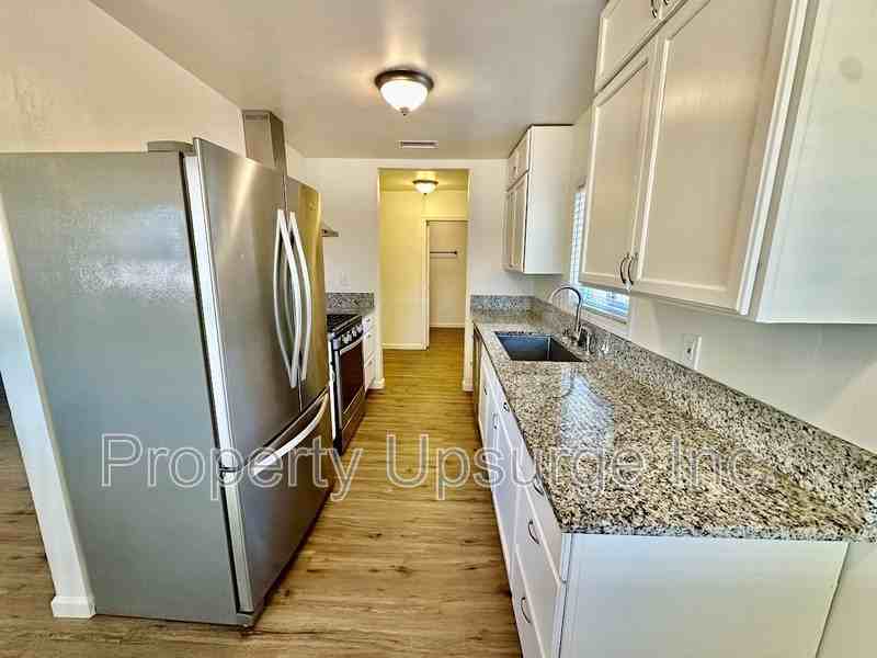 1516 Yale Ct - Photo 3 of 26