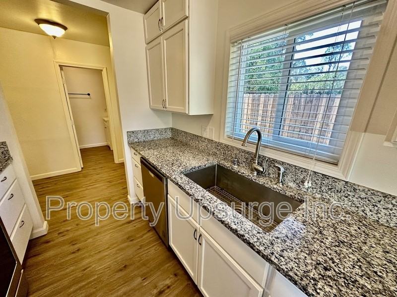 1516 Yale Ct - Photo 5 of 26