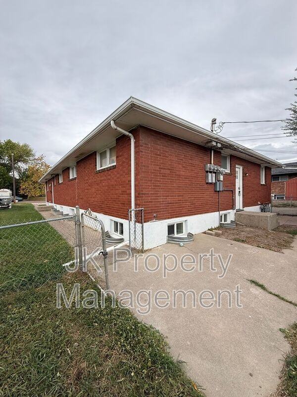 530 21st Ave Ne - Photo 3 of 14