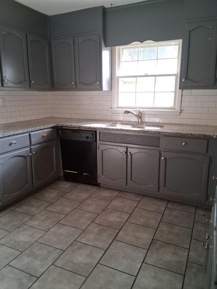 817 Springlake Cir Ne - Photo 2 of 10