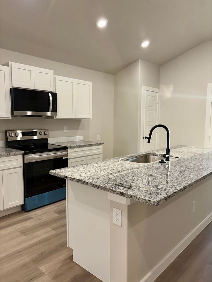 2158 Kokomo Ave - Photo 3 of 11