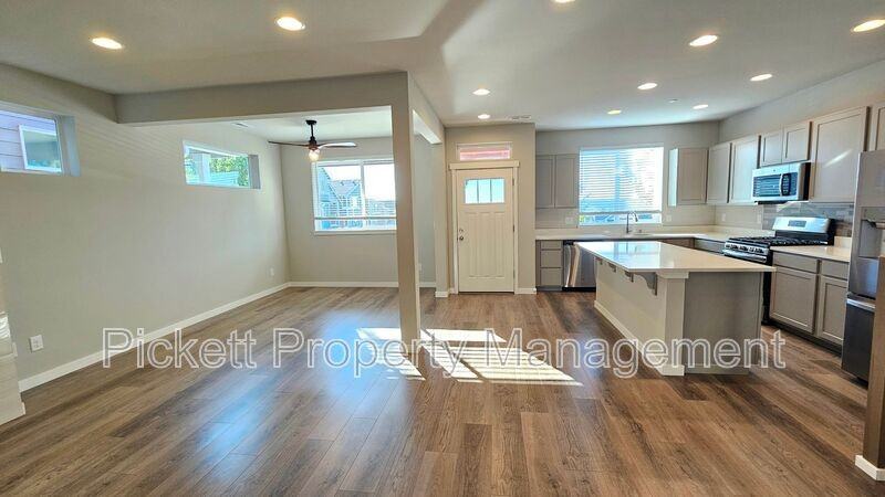 1032 Magnuson Way - Photo 6 of 31