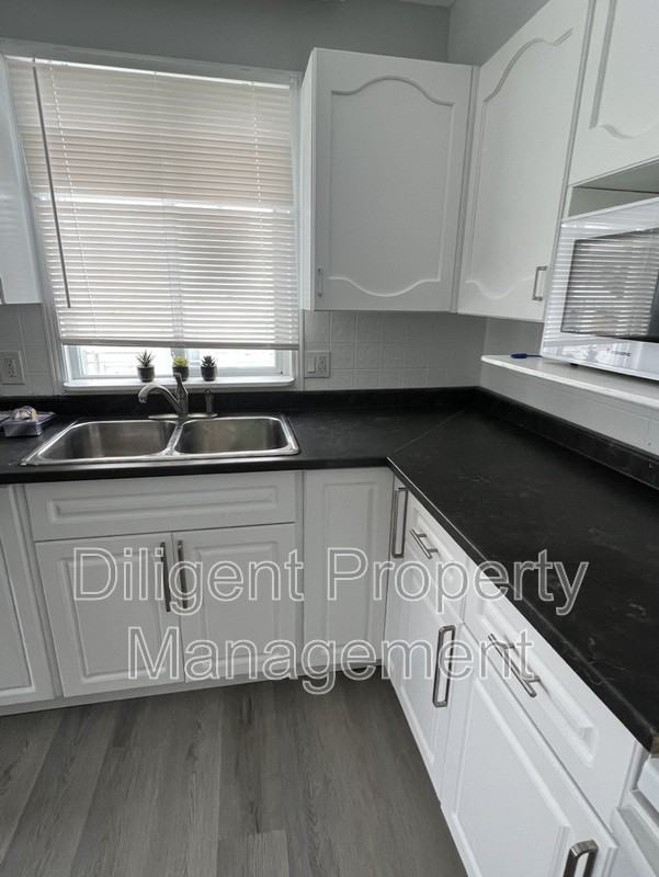 260 Lansdowne St W #6 - Photo 4 of 10