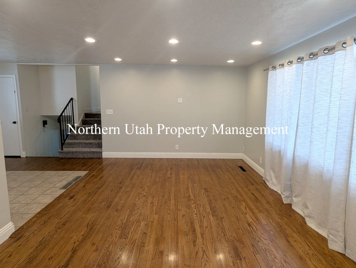 1528 Sunview Dr - Photo 3 of 28