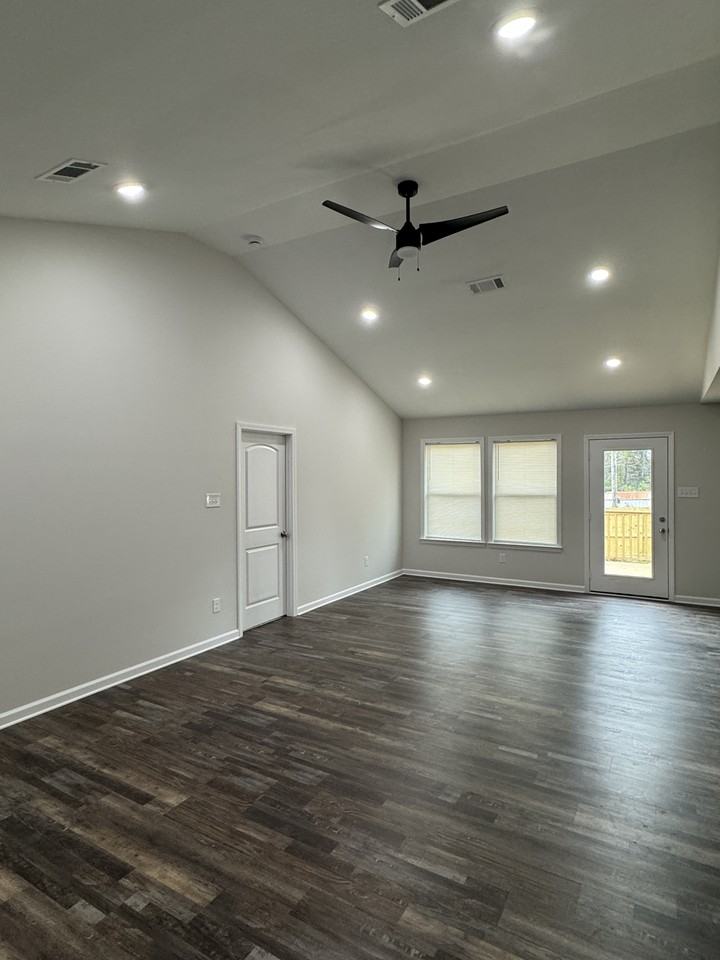 20 Edward Dr - Photo 4 of 26