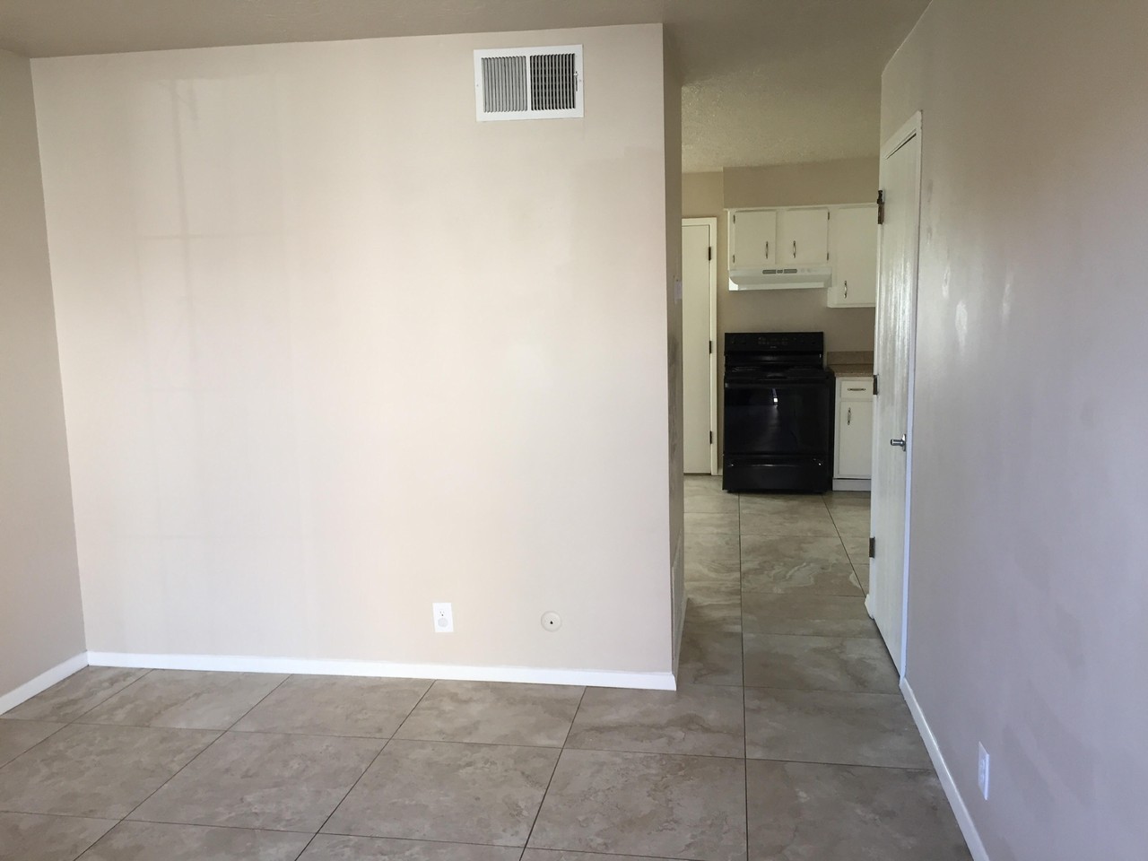 1041 Utah St Ne - Photo 5 of 32