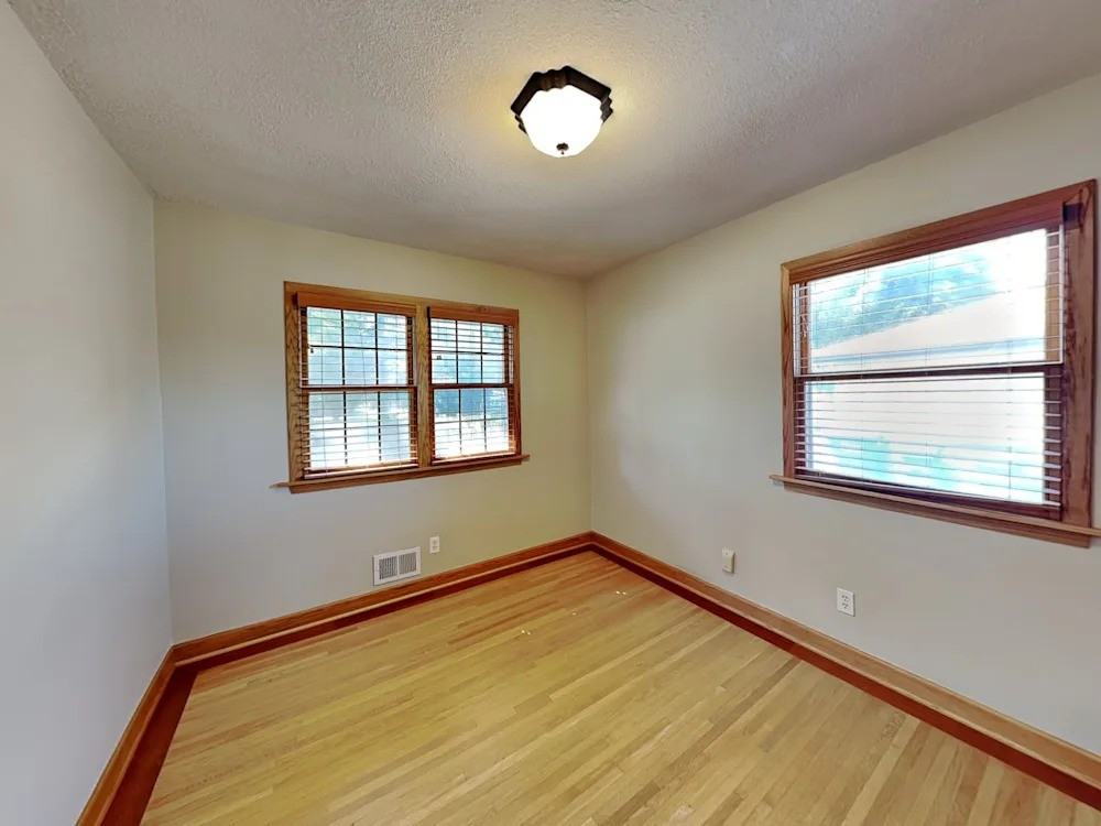 691 Helene Pl Ne #NA - Photo 3 of 14