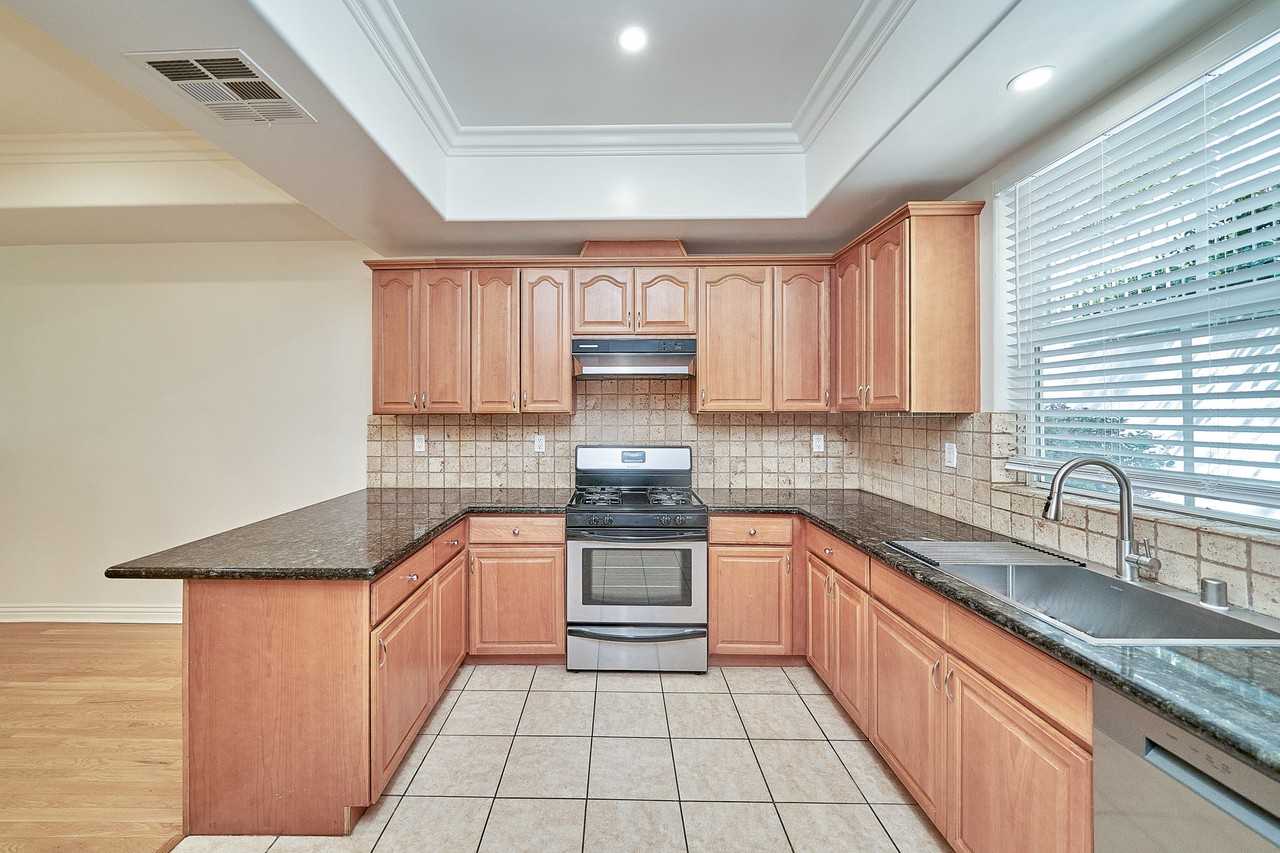 2745 Montrose Ave #103 - Photo 3 of 30