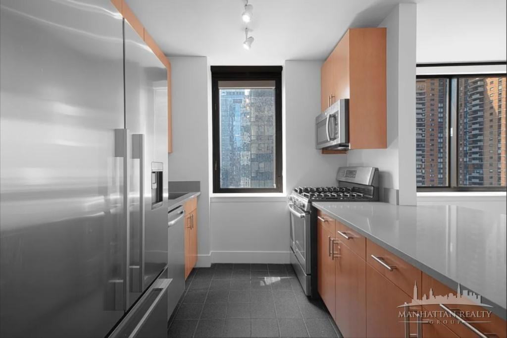 W 42nd St #27F - Photo 2 of 9