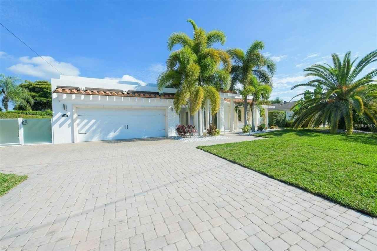 5645 America Dr - Photo 3 of 26