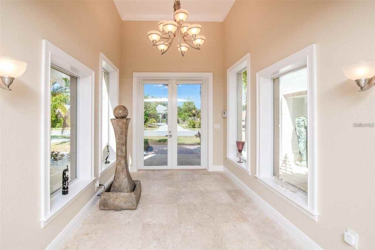 5645 America Dr - Photo 4 of 26