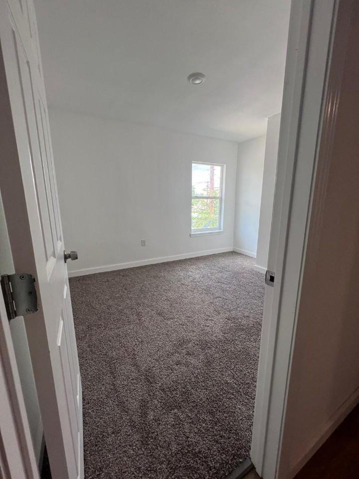 224 W PYRON - Photo 4 of 23