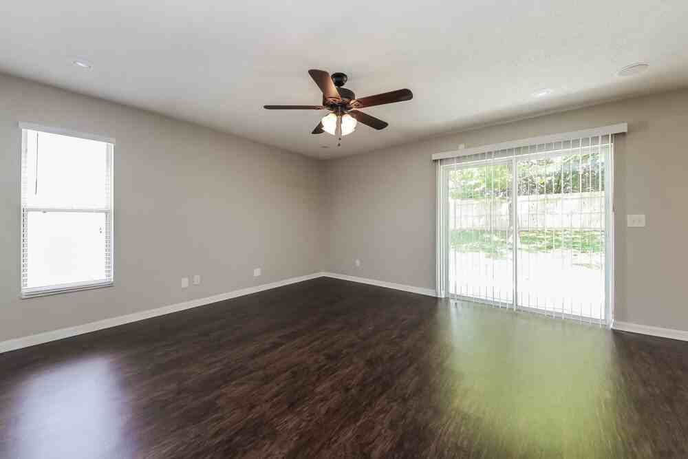 12110 Woodglen Cir - Photo 3 of 15