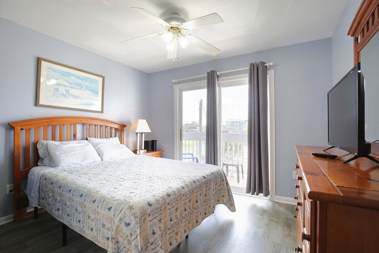 608 Carolina Beach Ave S #1302616P - Photo 4 of 31