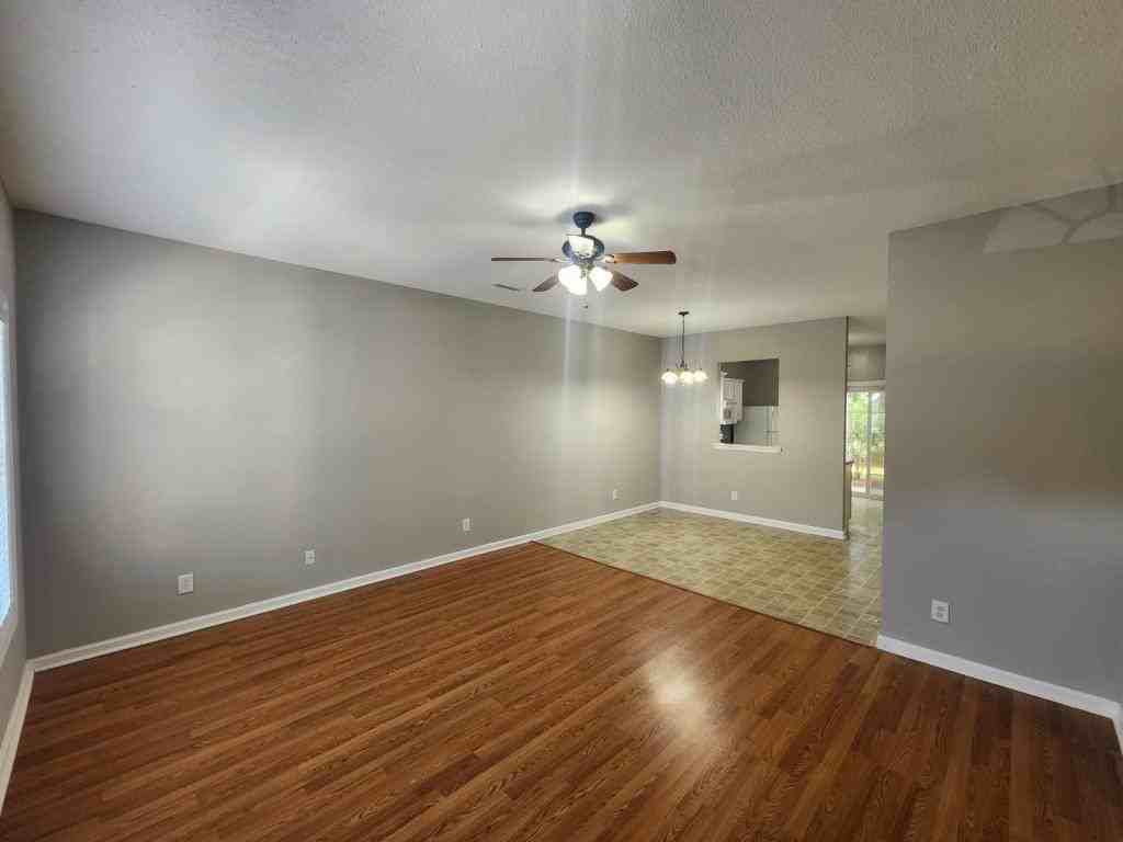 111 Maddux Ln - Photo 4 of 31