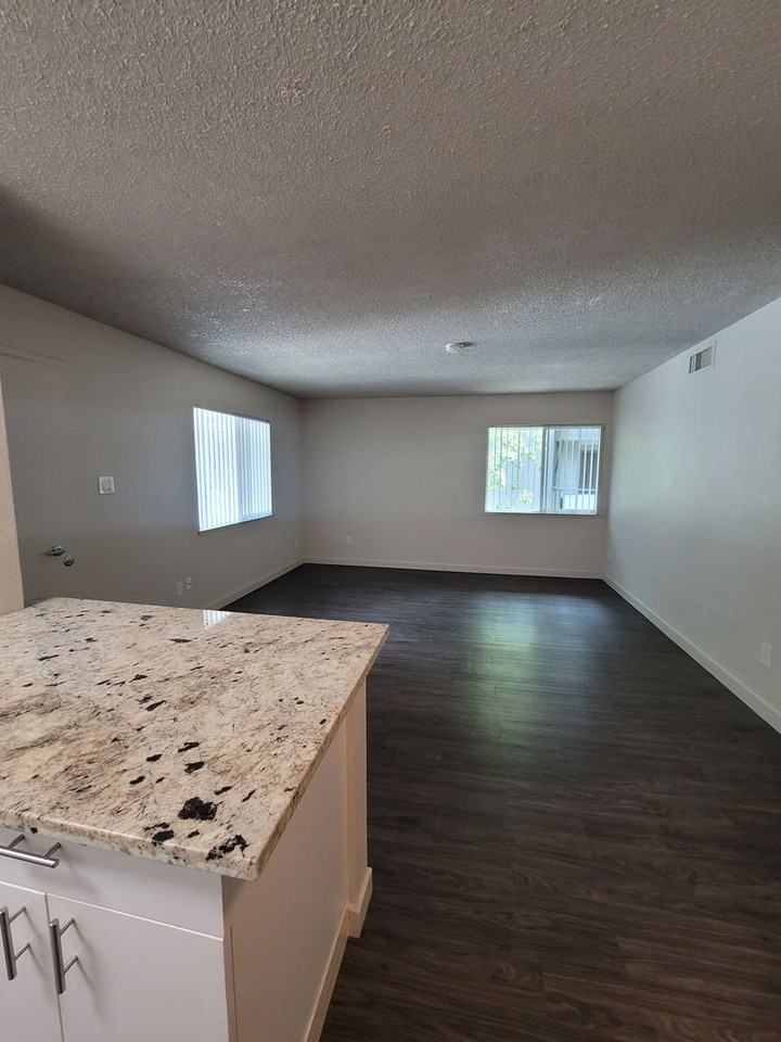 1255 University Avenue - Photo 4 of 30