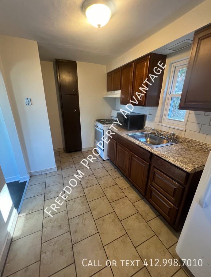 2066 Lindsay Rd - Photo 6 of 17