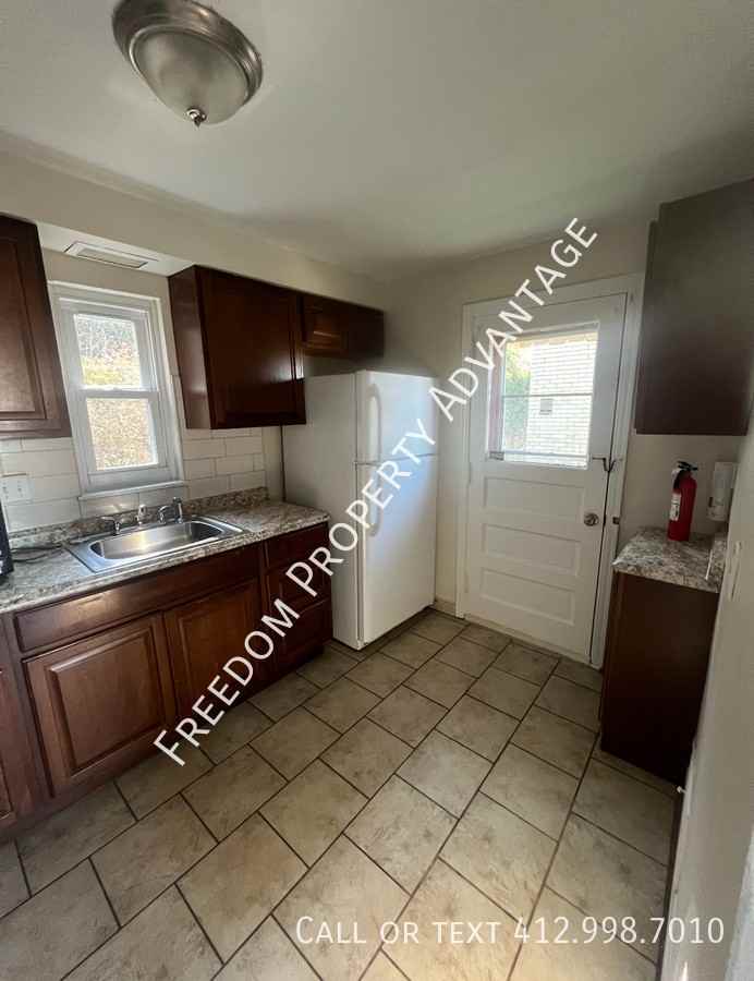 2066 Lindsay Rd - Photo 7 of 17