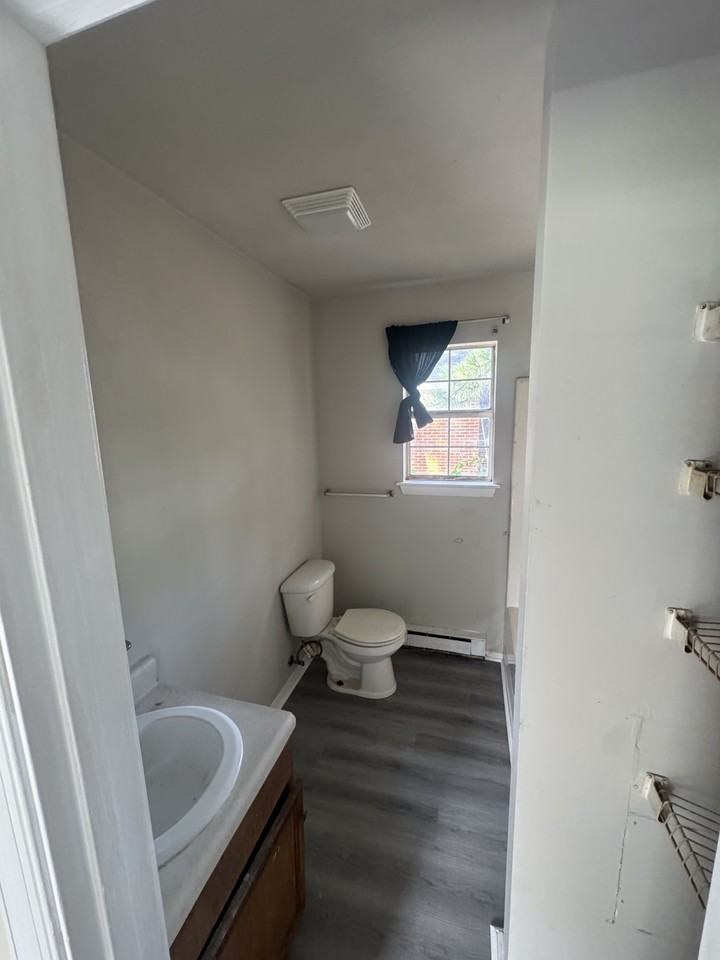 752 Oxford St - Photo 2 of 6