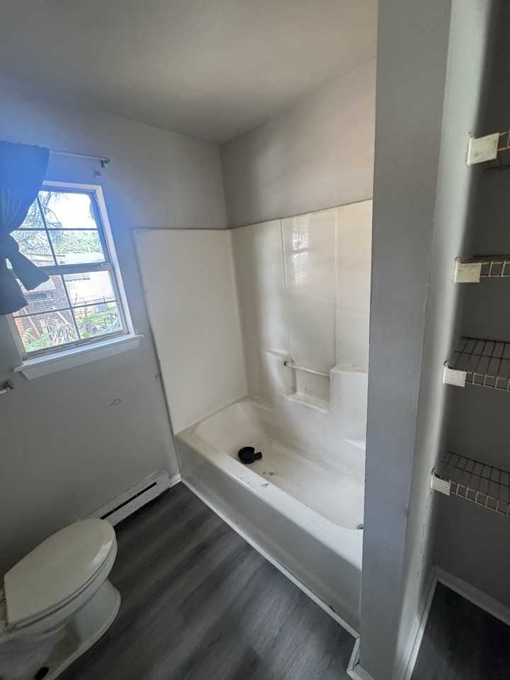 752 Oxford St - Photo 4 of 6