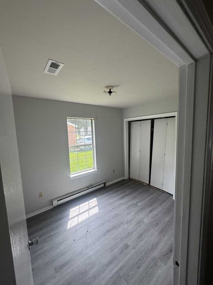 752 Oxford St - Photo 5 of 6