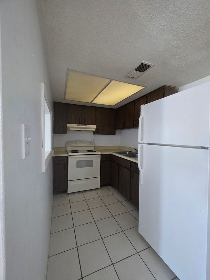 1140 S Ridgewood Ave - Photo 3 of 6