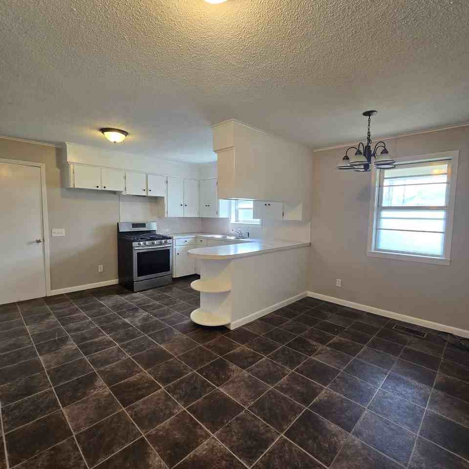 330 College St - Photo 3 of 18