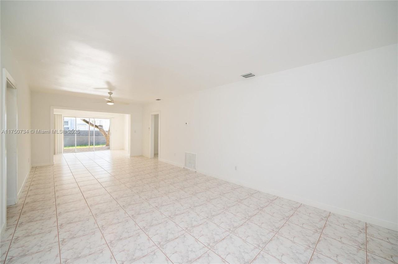 2340 Sw 16th St #NA - Photo 3 of 13