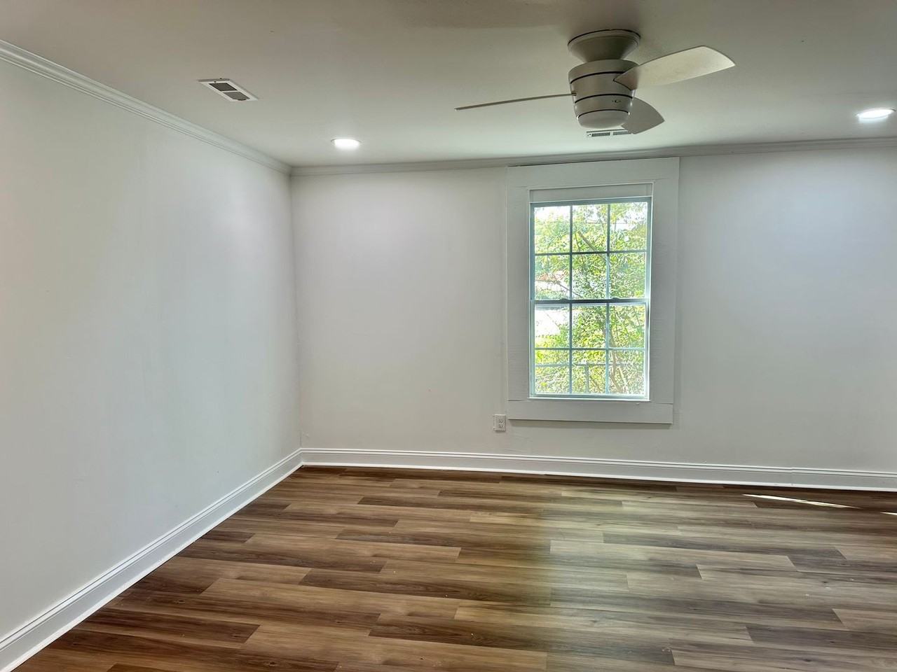 909 Lamb St - Photo 7 of 13