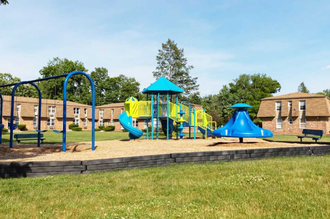 Country Manor Apartments - Photo 5 of 7