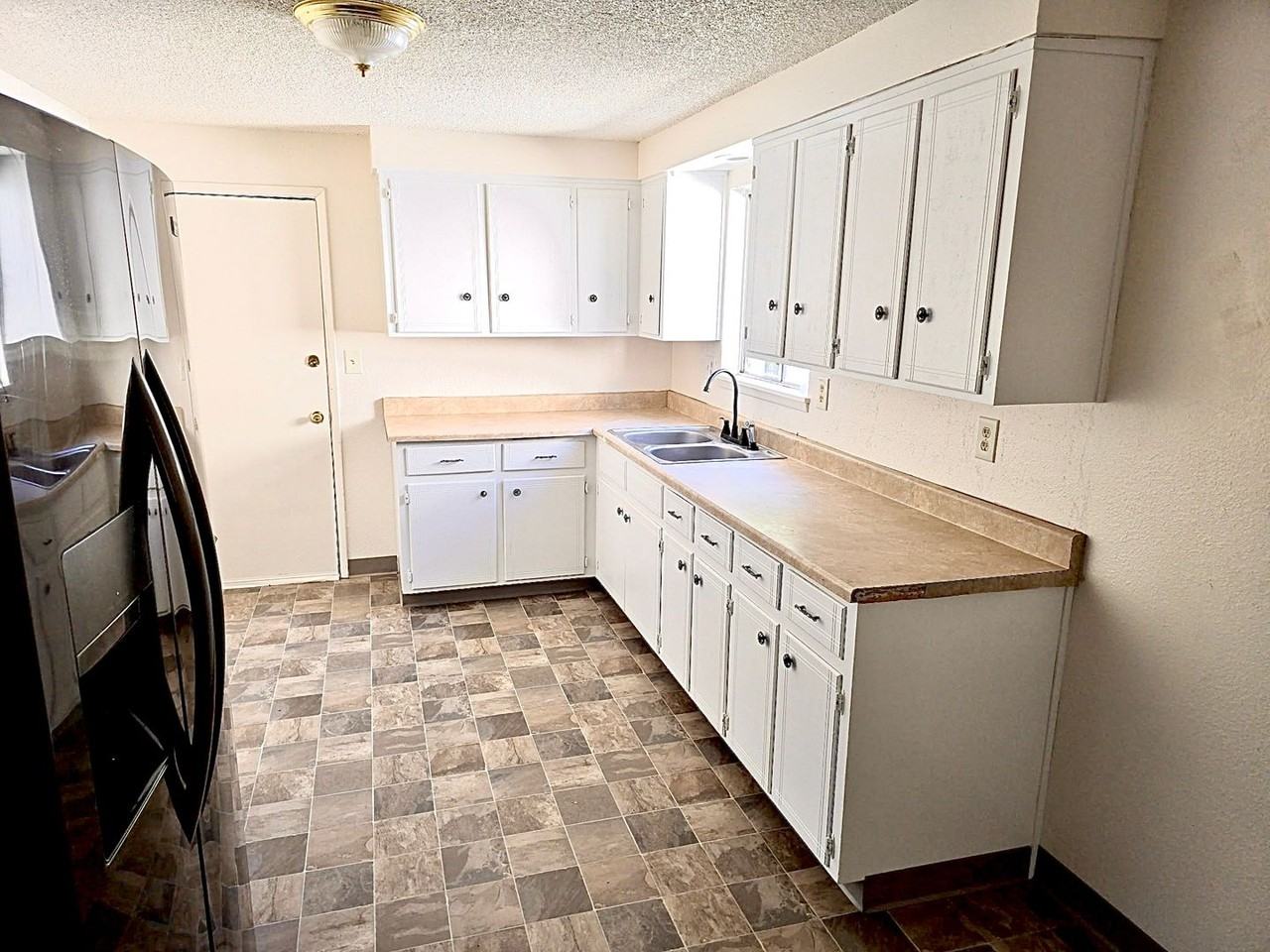 424 5th Ave - Photo 3 of 6