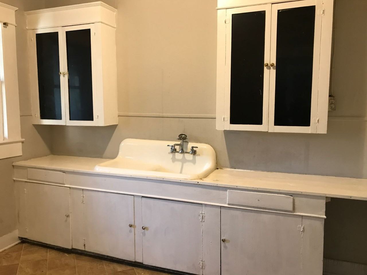 607 18th St - Photo 2 of 8