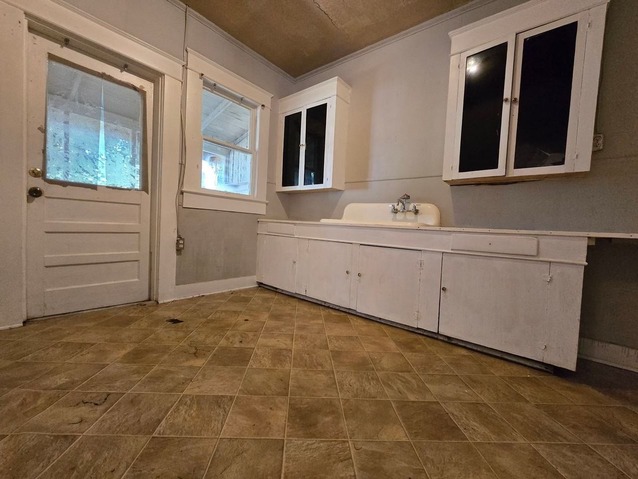 607 18th St - Photo 5 of 8