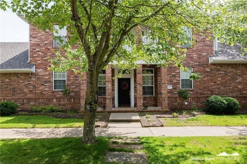 523 Founders Park Dr E - Photo 2 of 19