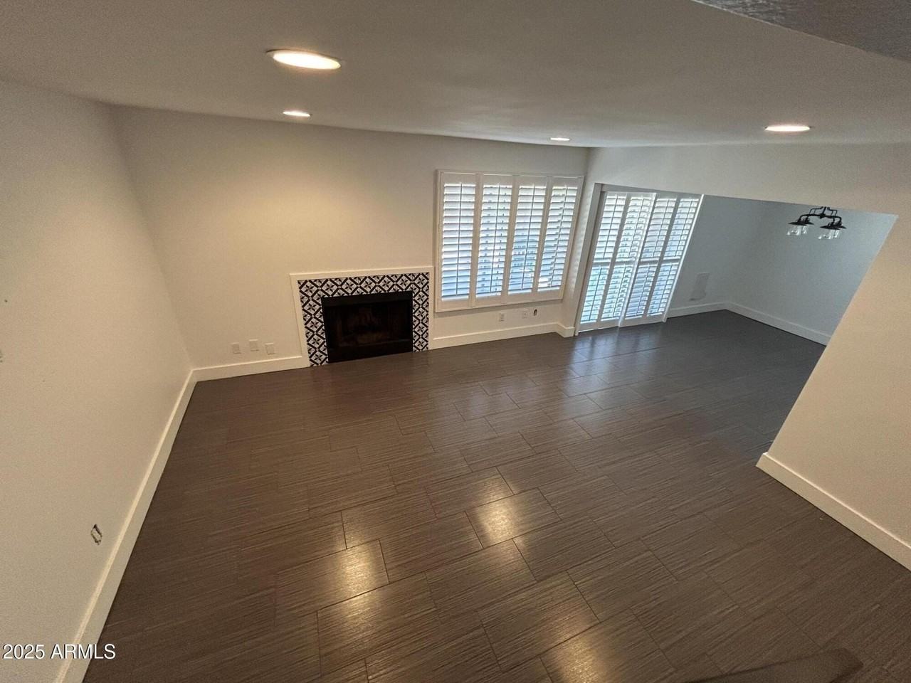 320 E Larkspur Ln - Photo 4 of 16