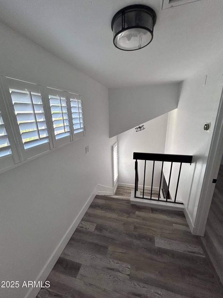 320 E Larkspur Ln - Photo 7 of 16