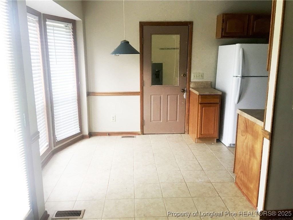 6886 Kingsgate Dr - Photo 4 of 10