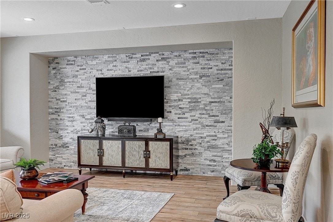 339 Rezzo St - Photo 4 of 50