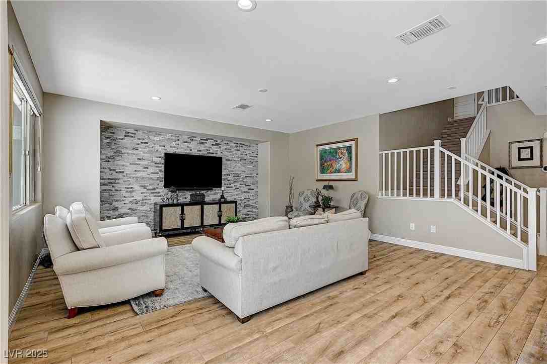 339 Rezzo St - Photo 5 of 50