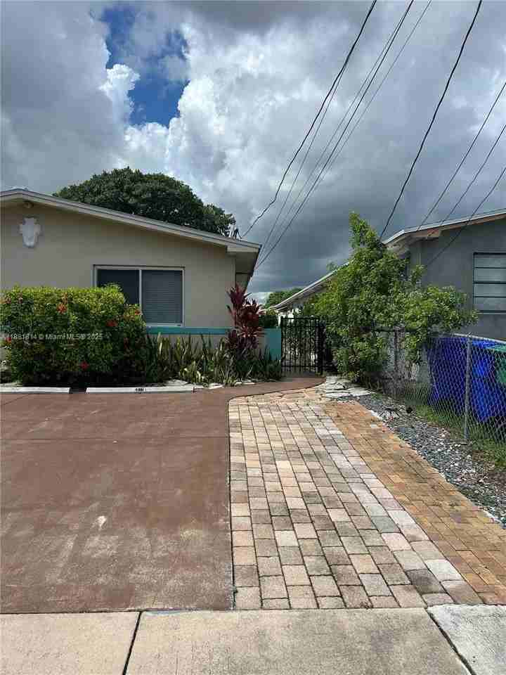 2806 Southwest 35th Avenue #2 - Photo 2 of 22