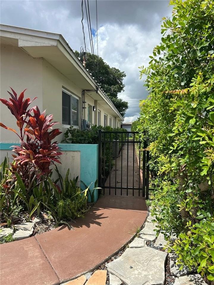 2806 Southwest 35th Avenue #2 - Photo 4 of 22