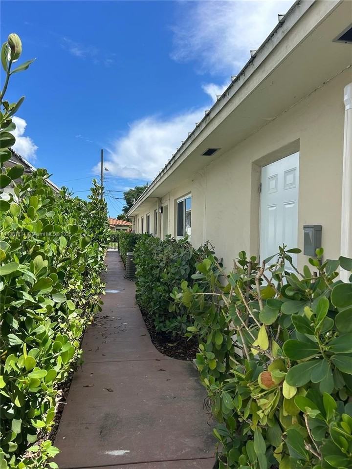 2806 Southwest 35th Avenue #2 - Photo 5 of 22