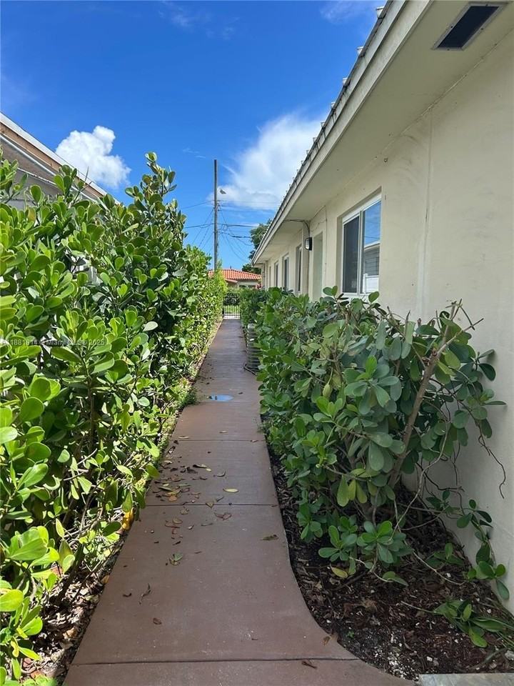 2806 Southwest 35th Avenue #2 - Photo 6 of 22