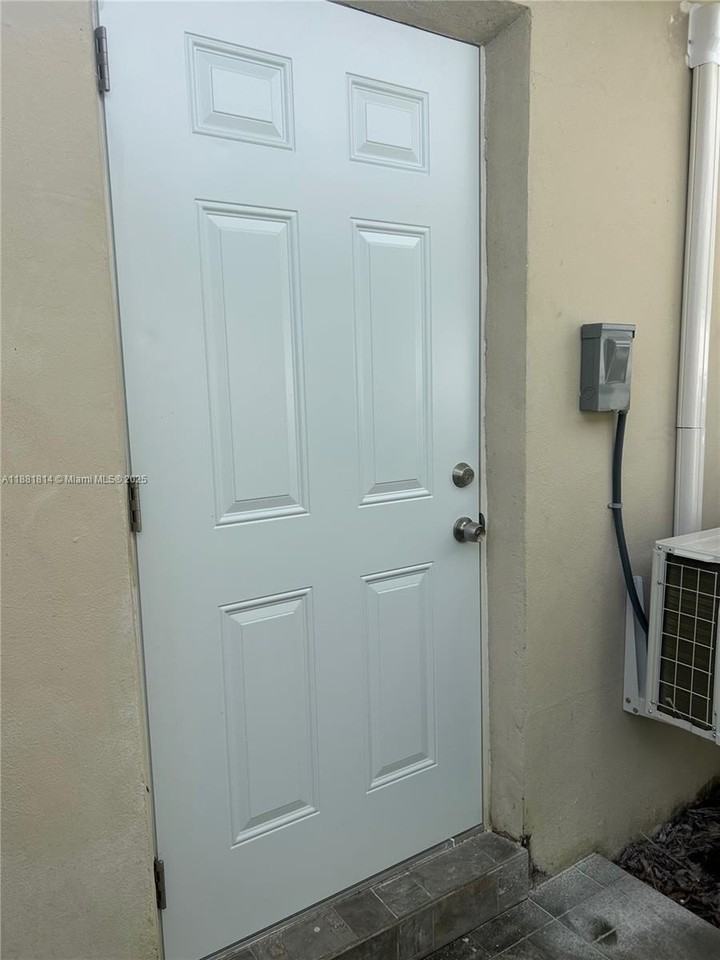 2806 Southwest 35th Avenue #2 - Photo 7 of 22