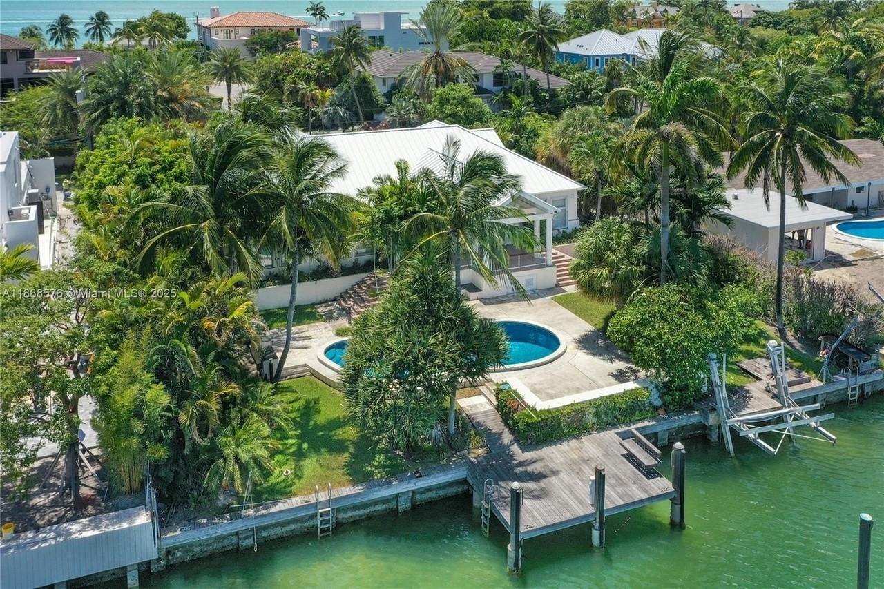 621 N Mashta Dr - Photo 2 of 34