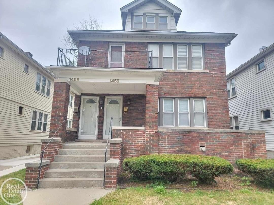 1458 Beaconsfield Ave - Photo 2 of 14