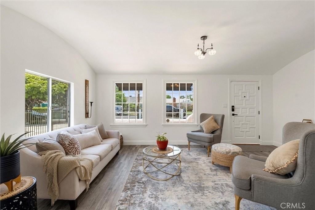 6616 Vesper Ave - Photo 7 of 31