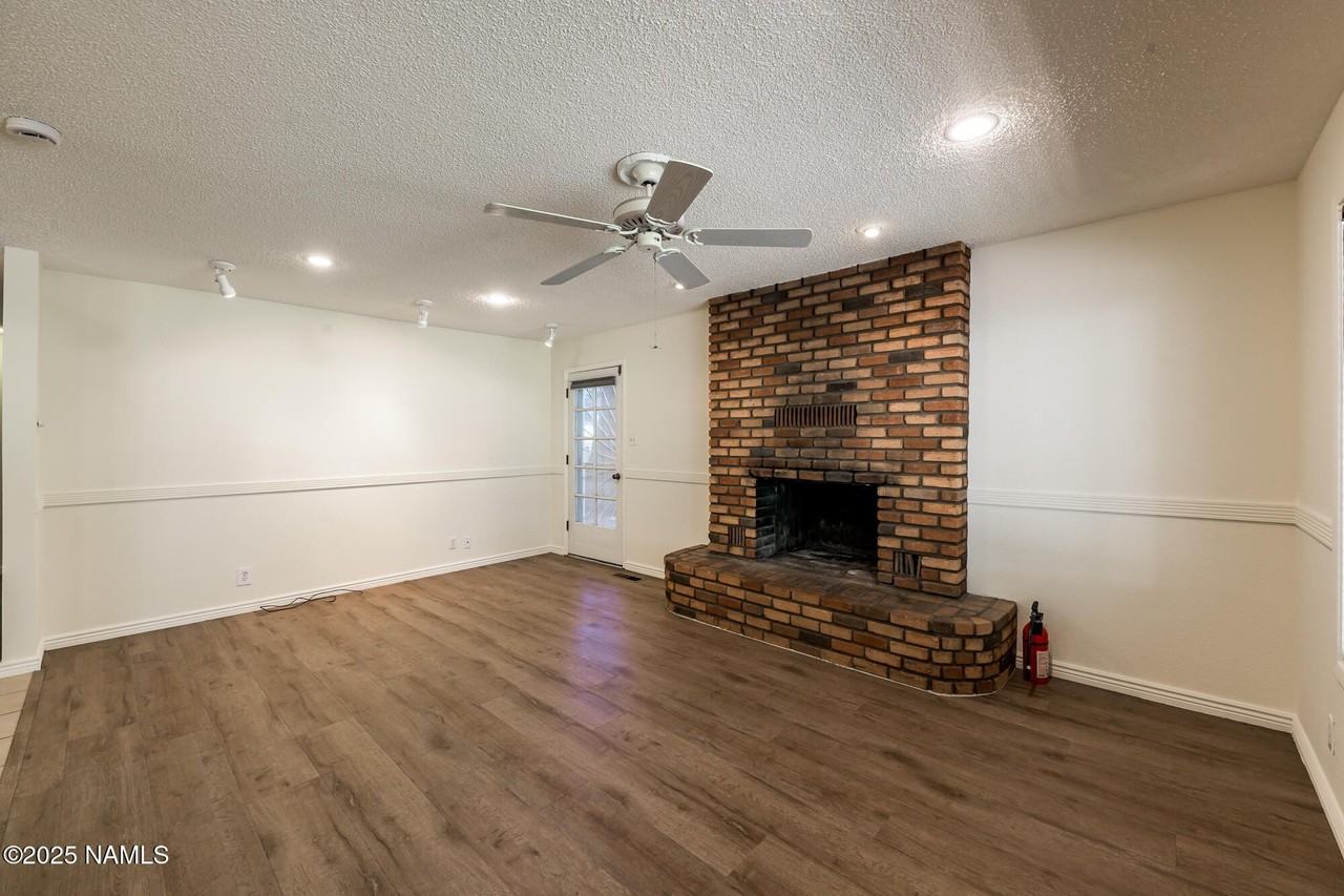 1141 W Ardrey Cir - Photo 5 of 32