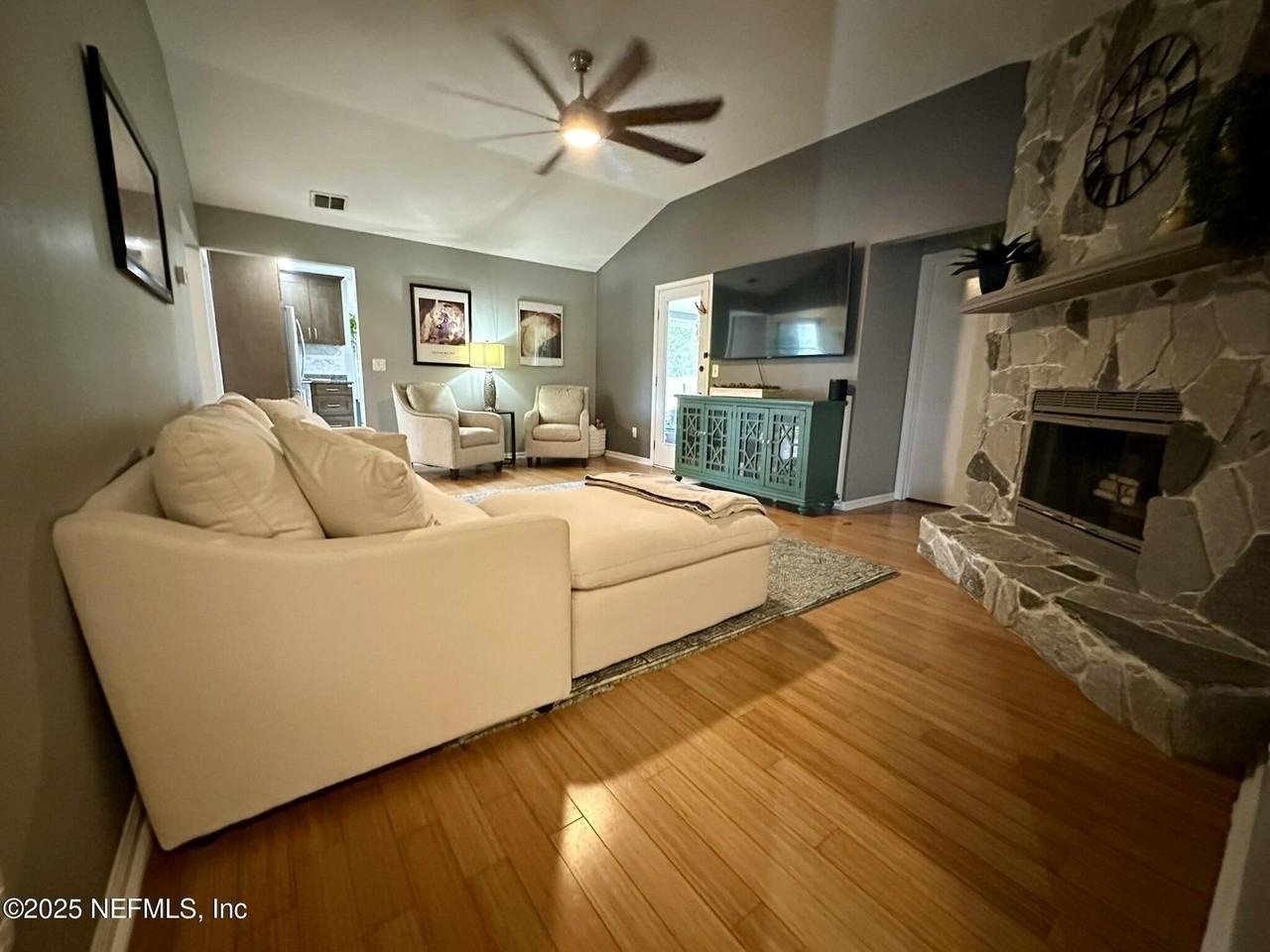 10420 Inverness Dr - Photo 4 of 44