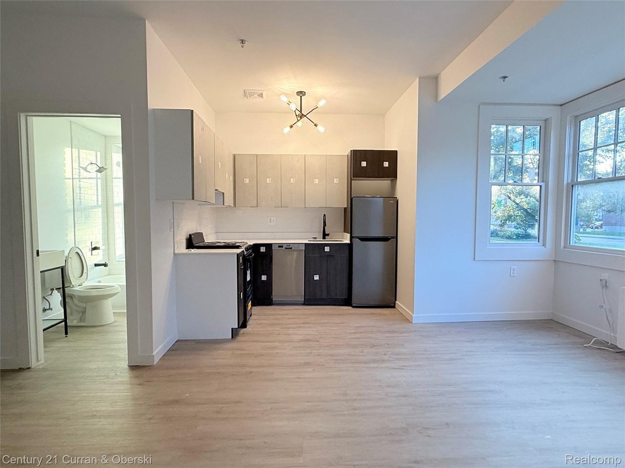 240 Mack Avenue Avenue - Photo 7 of 10